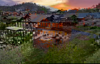 Foto 1 - Smoky Horizon by Avantstay Views + Game Room, Hot Tub & Movie Theater!