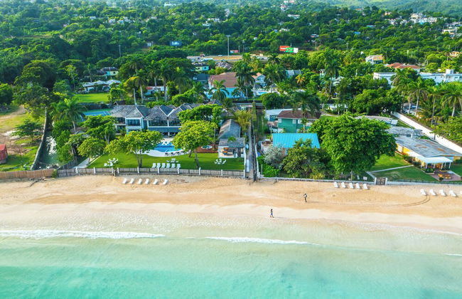 Silver Palms Charming 1BR Private Beach and Pool - Photo 17