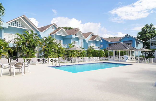 Silver Palms Charming 1BR Private Beach and Pool - Photo 9