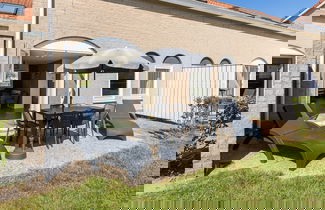 Foto 1 - Restyled Bungalow With 2 Bathrooms, Near the Beach