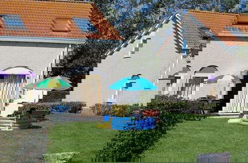 Foto 16 - Restyled Bungalow With 2 Bathrooms, Near the Beach