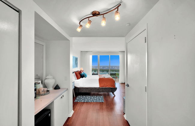 Tropical Paradise - Spacious 3-Bedroom - Photo 13