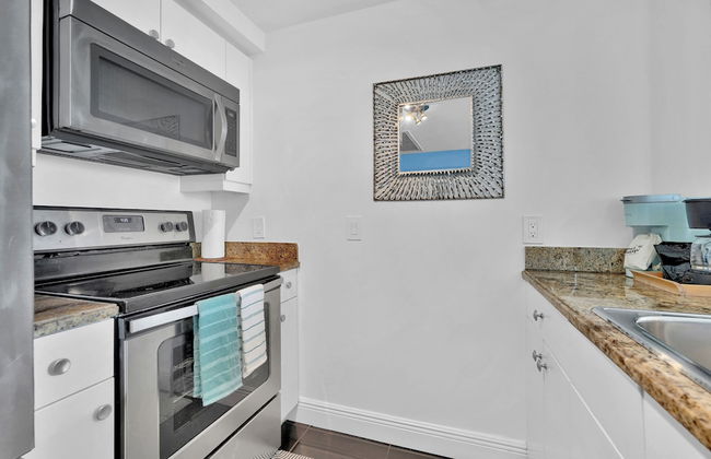 Fabulous 2-Bedroom in the Heart of Grove - Photo 23