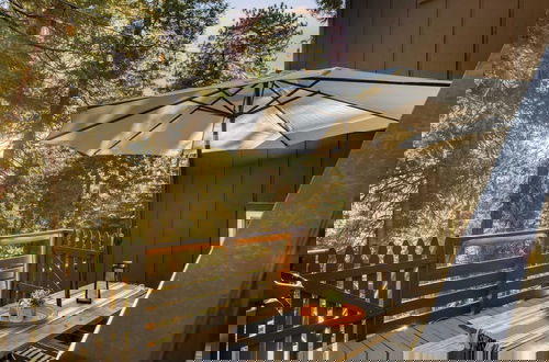 Foto 5 - A-frame Retreat Chic and Modern Forest Views, Hammock, Outdoor Dining, Decks