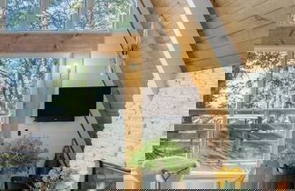 Foto 1 - 2 Decks w/ Lake Glimpse Views Modern Luxe Cabin A-frame Retreat by Avantstay
