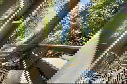 Foto 7 - A-frame Retreat Chic and Modern Forest Views, Hammock, Outdoor Dining, Decks