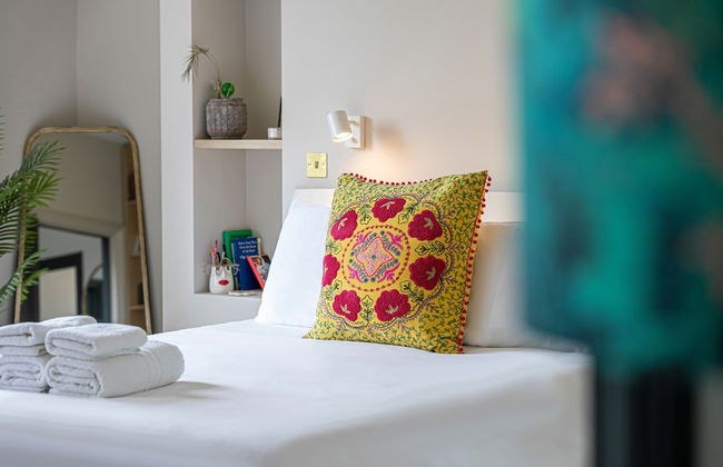 Chic and Colourful Family Home by Underthedoormat - Foto 13