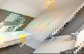 Foto 3 - Chic and Colourful Family Home by Underthedoormat
