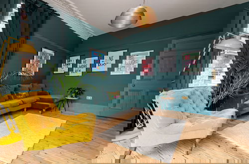 Foto 37 - Chic and Colourful Family Home by Underthedoormat