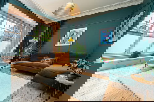 Foto 36 - Chic and Colourful Family Home by Underthedoormat