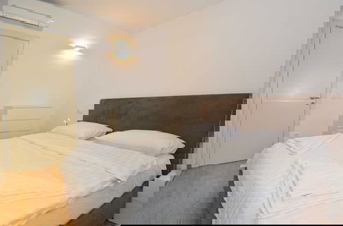 Foto 5 - Family Friendly Spacious Apartment With Garden and Terrace