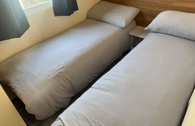 3 Bed 8 Berth Caravan With Decking Free Wifi - Photo 4