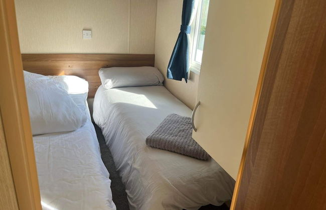 3 Bed 8 Berth Caravan With Decking Free Wifi - Photo 2