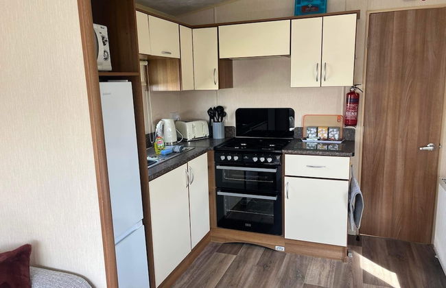 3 Bed 8 Berth Caravan With Decking Free Wifi - Photo 5