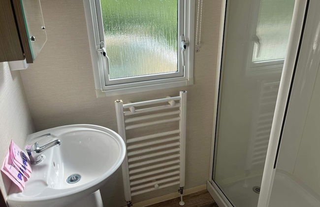 3 Bed 8 Berth Caravan With Decking Free Wifi - Photo 7