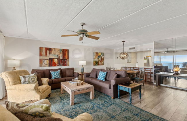 Upper Unit Condo Overlooking Both the Ocean Pier and Swimming Pool by RedAwning - Foto 16