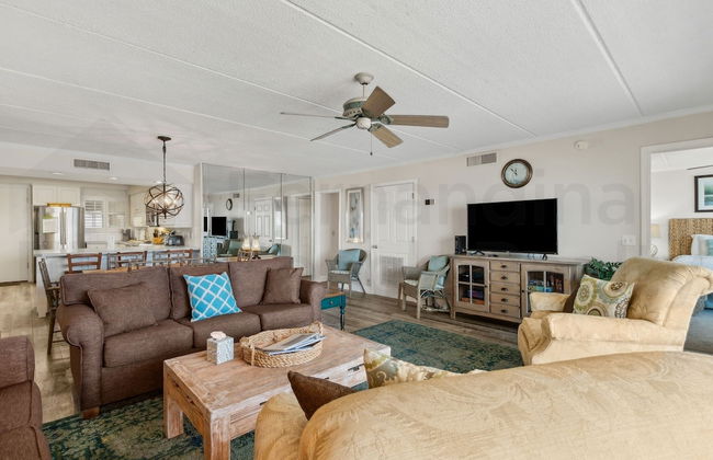 Upper Unit Condo Overlooking Both the Ocean Pier and Swimming Pool by RedAwning - Foto 15