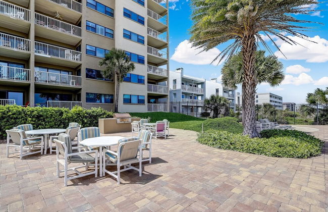Upper Unit Condo Overlooking Both the Ocean Pier and Swimming Pool by RedAwning - Foto 47