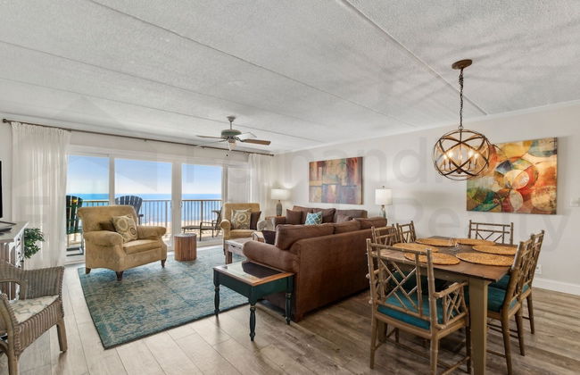 Upper Unit Condo Overlooking Both the Ocean Pier and Swimming Pool by RedAwning - Foto 13