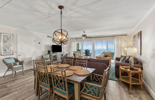 Upper Unit Condo Overlooking Both the Ocean Pier and Swimming Pool by RedAwning - Foto 18
