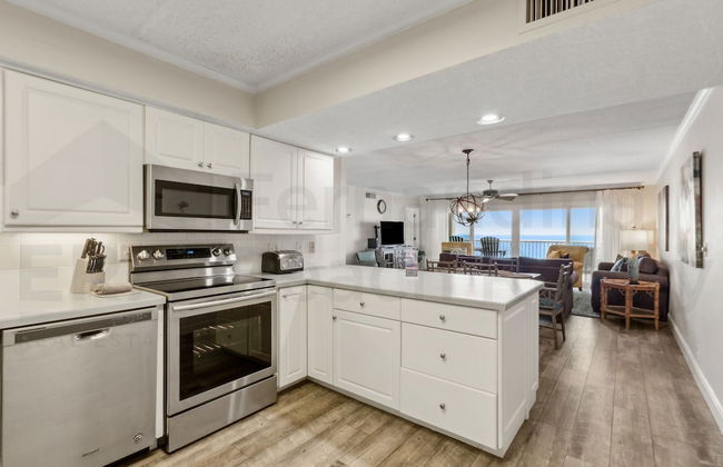 Upper Unit Condo Overlooking Both the Ocean Pier and Swimming Pool by RedAwning - Foto 9