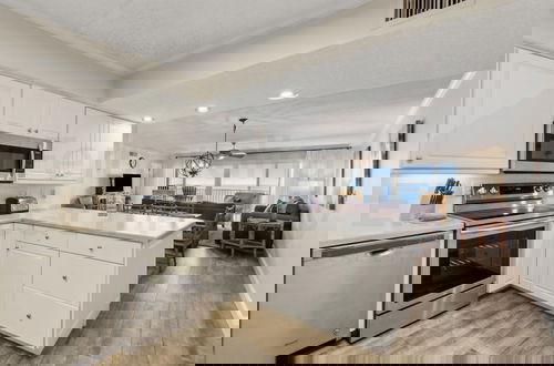 Foto 10 - Upper Unit Condo Overlooking Both the Ocean Pier and Swimming Pool by RedAwning