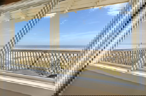 Foto 33 - Oceanfront Pet Friendly Unit by RedAwning