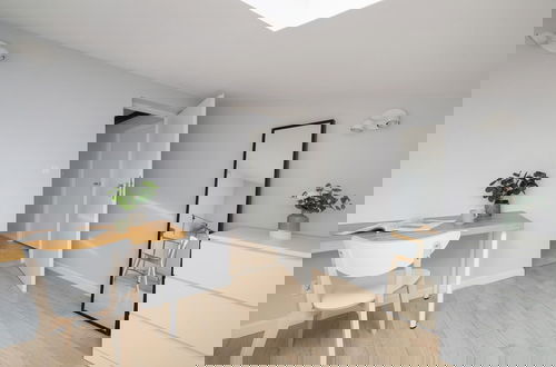 Foto 4 - Apartment With 2 Desks by Renters
