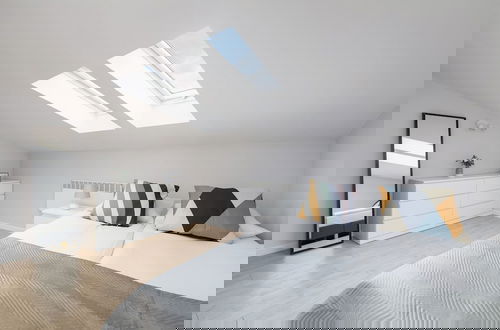 Foto 2 - Apartment With 2 Desks by Renters