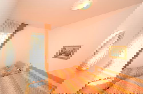 Foto 2 - Luminous Apartment Just Next to the Beach