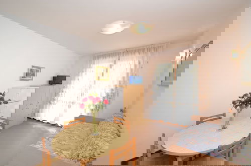Foto 7 - Luminous Apartment Just Next to the Beach