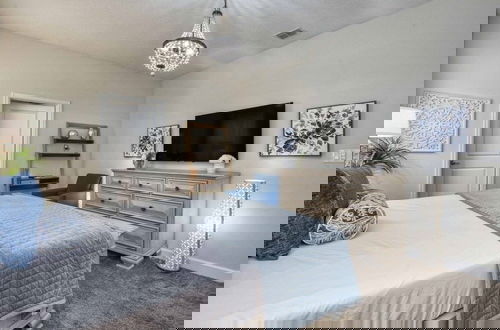 Foto 4 - Storey Lake 8 Bed Lake Front Pool & Spa - 1684str 8 Bedroom Home by RedAwning