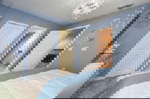 Foto 16 - Storey Lake 8 Bed Lake Front Pool & Spa - 1684str 8 Bedroom Home by RedAwning