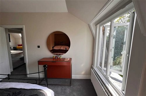 Photo 3 - Stylish 1 Bedroom Top Floor Apartment in Highgate