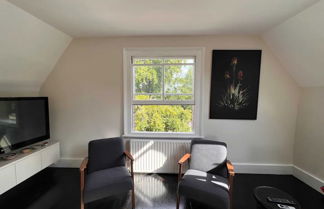 Photo 1 - Stylish 1 Bedroom Top Floor Apartment in Highgate