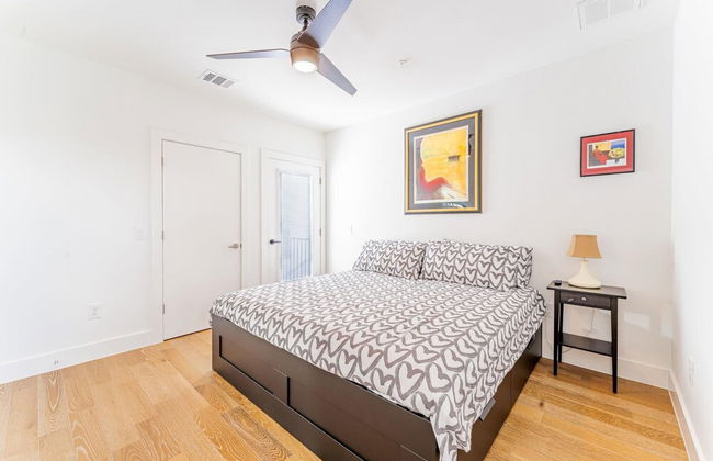 East Downtown 3BR Condo w Fast Wifi and Sleeps 8 - Foto 2