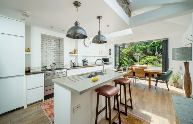 JOIVY Contemporary 2-Bed House W/ Private Garden - Foto 6