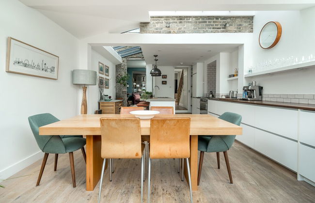 JOIVY Contemporary 2-Bed House W/ Private Garden - Foto 7