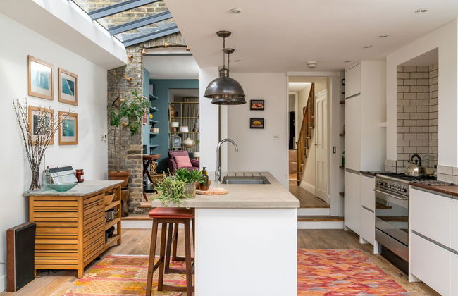 JOIVY Contemporary 2-Bed House W/ Private Garden - Foto 9