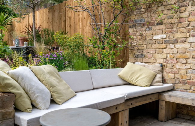 JOIVY Contemporary 2-Bed House W/ Private Garden - Foto 16