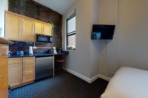 Photo 2 - Maverick Suites at 400 Columbus Ave