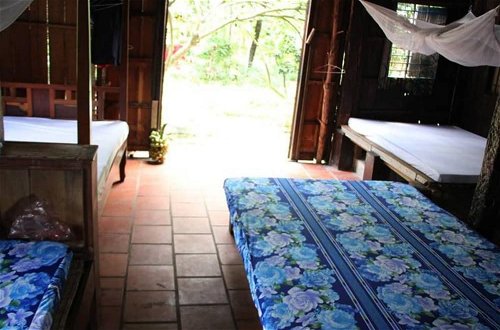 Foto 3 - Peaceful Homestay in the Middle of Fruit Garden - Room With Four Double Beds