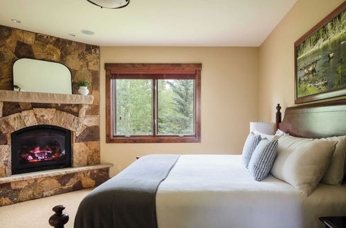 Photo 4 - Peak 8 by Avantstay Spacious Modern Cabin w/ Hot Tub & Views