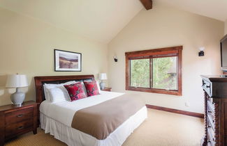 Photo 2 - Peak 8 by Avantstay Spacious Modern Cabin w/ Hot Tub & Views