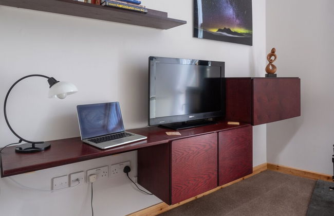 Contemporary One Bedroom Apartment Close To All Amenities In Conservation Area - Photo 2