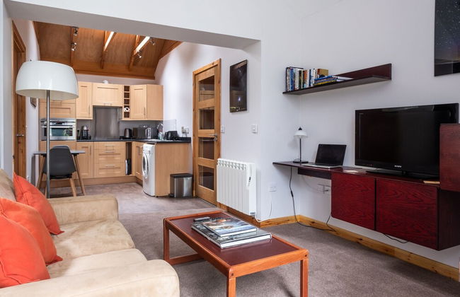Contemporary One Bedroom Apartment Close To All Amenities In Conservation Area - Photo 16