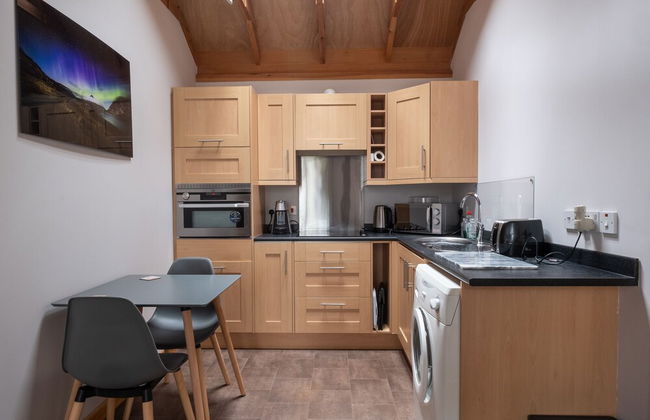 Contemporary One Bedroom Apartment Close To All Amenities In Conservation Area - Photo 18