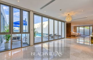 Foto 1 - Brand New Beachfront Villa In Five-star Resort