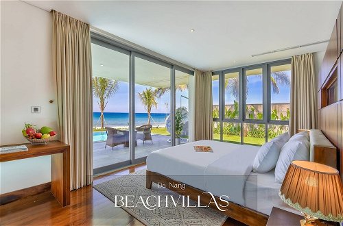 Foto 3 - Brand New Beachfront Villa In Five-star Resort