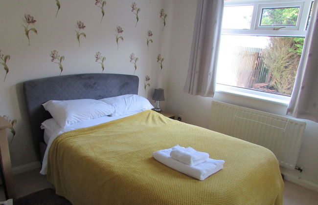 Spacious Detached Bungalow With Ample Parking - Photo 8